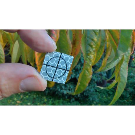 Odrazný štítek samolepící, 2 x 2 cm.