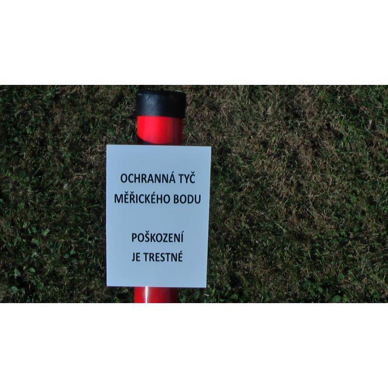 V&yacute;stražn&aacute; tabulka, text GEODETICK&Yacute; BOD, PO&Scaron;KOZEN&Iacute; JE TRESTN&Eacute;